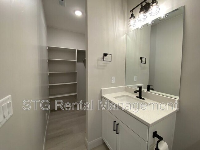Building Photo - 840 Twin Lakes Dr