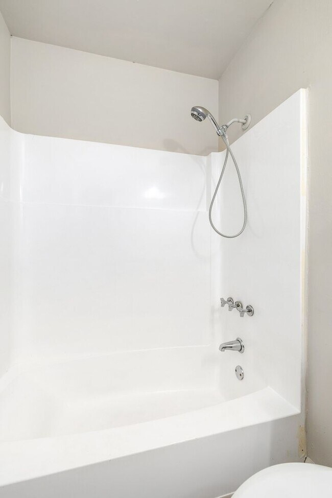 Building Photo - Newly Renovated 5 Bedroom Unit!