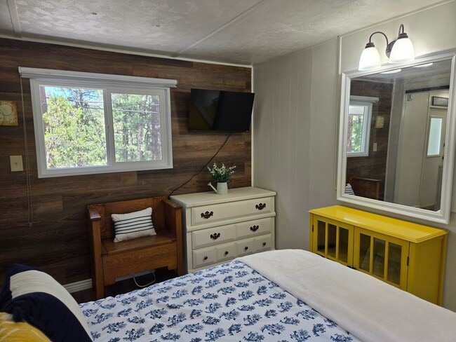 Building Photo - Great Two Bedroom Close To Midtown