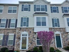 Building Photo - Impeccable 3 Bed / 2.5 Bath Townhome – Packed with Custom Upgrades!