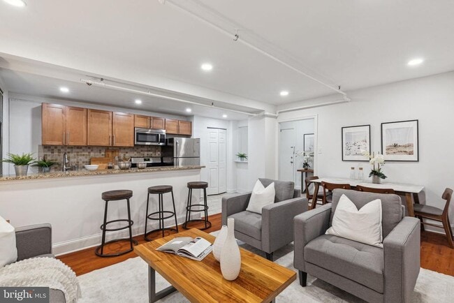 Building Photo - 2031 Locust St