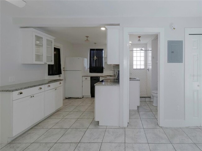 Building Photo - 2808 Clinton St S