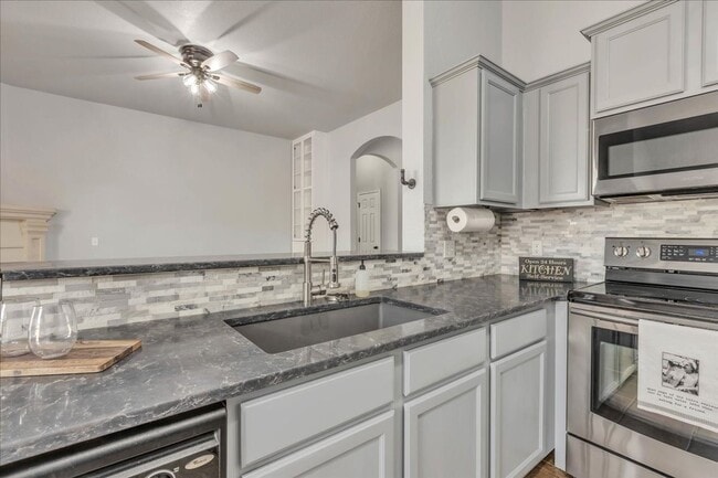 Building Photo - Lawn Care Included! 3 bed, 2 bath, 2 car