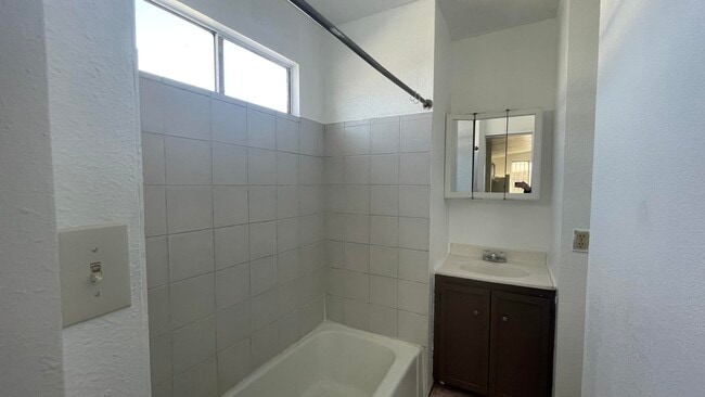 Building Photo - 605 Meadow Rd