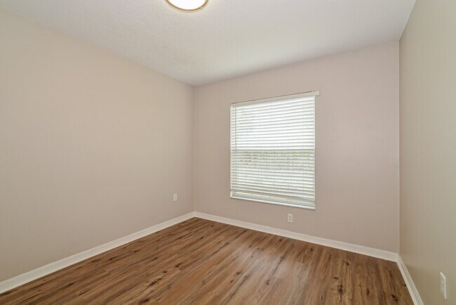 Building Photo - 11305 Lake Dr