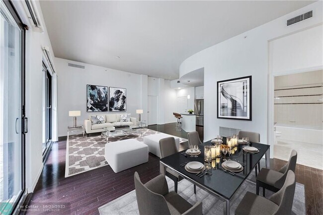 Building Photo - 450 NE 5th St