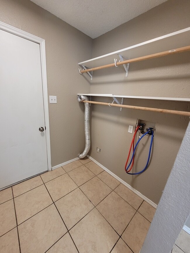 Building Photo - Spacious 3 bed 2 bath townhome!