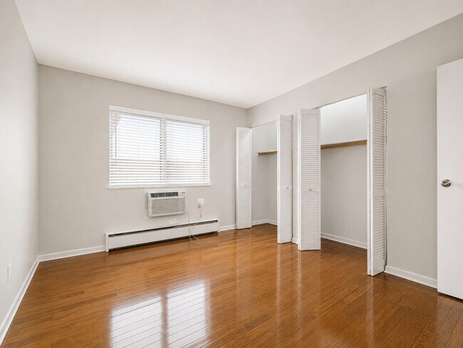 Building Photo - 5920 N Kenmore Ave