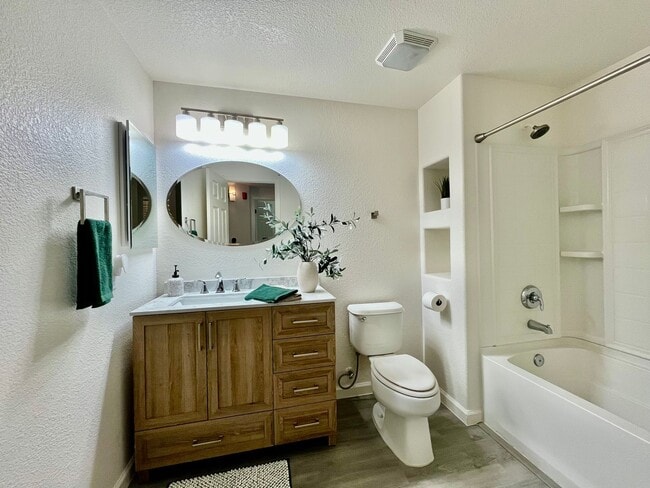 Building Photo - Remodeled 2 Bedroom, 2 bathroom Condo in W...