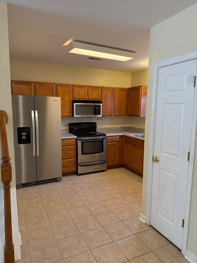 Building Photo - 3-bedroom 3.5 bath townhouse