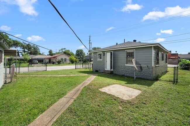 Building Photo - 5519 Chapman St