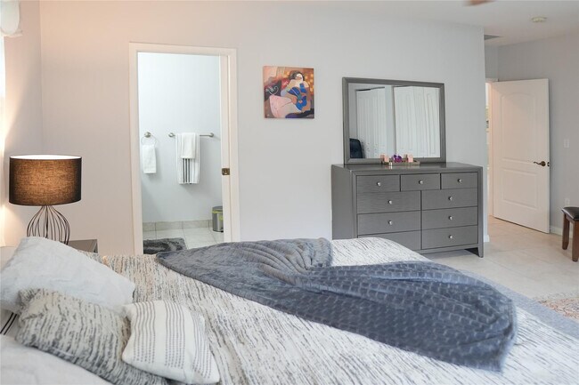 Building Photo - 821 SW 13th Ct