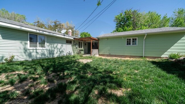 Building Photo - Fantastic 3 Bedroom, 1 level living near F...