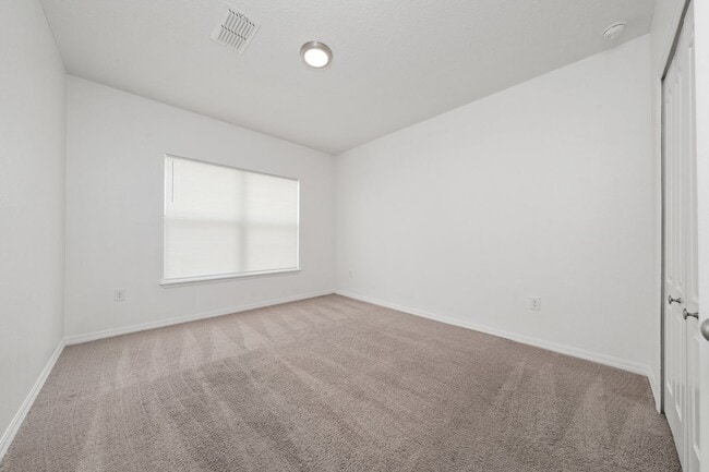 Building Photo - Elegant 2 bedrooms/2 bath condo located in St. Cloud with 1-Car garage