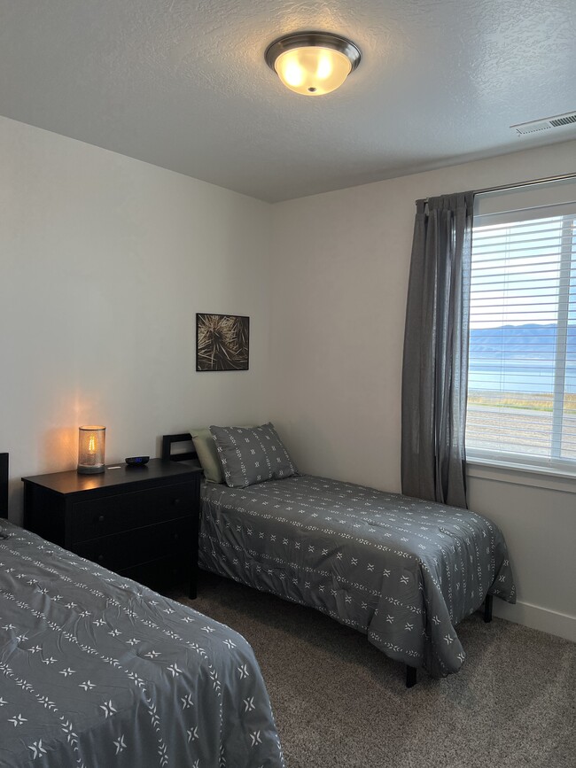 Additional bedroom with two twin bedss - 767 N 380 W