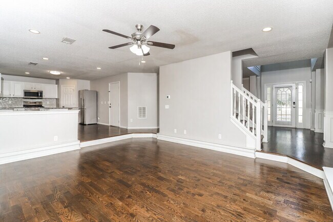 Building Photo - 665 Tomahawk Pl SW