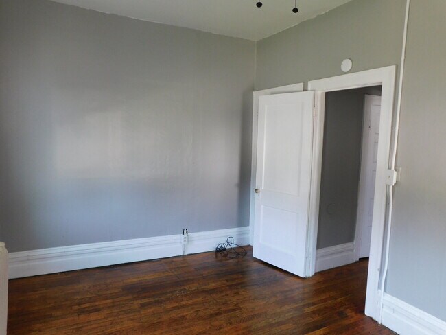 Building Photo - Spacious 1 Bedroom Apartment in Great Location