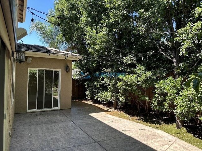 Building Photo - 4BR/3BA w/ Solar + Downstairs Bed/Bath in Whitney Oaks
