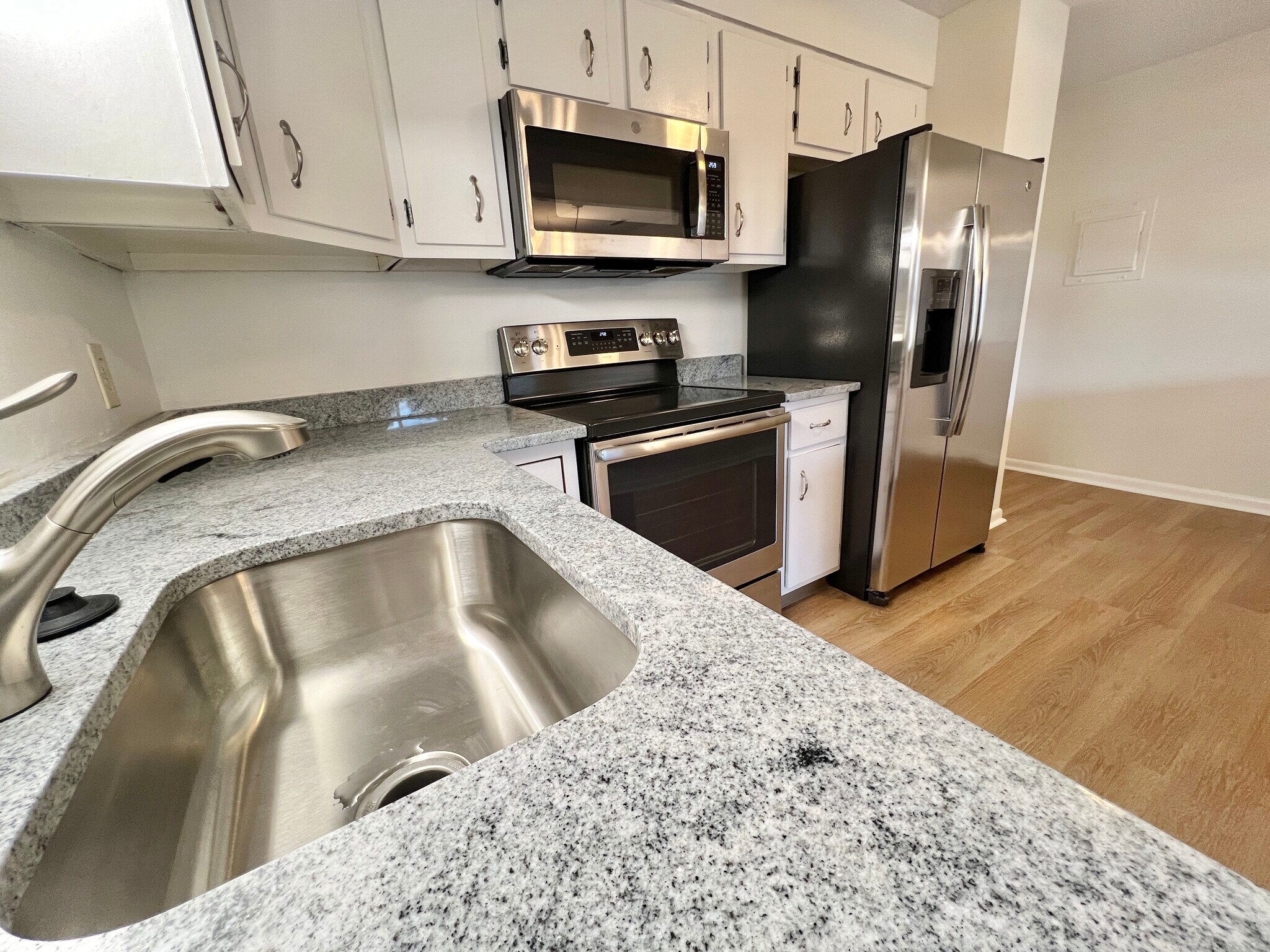 Building Photo - 1004 Paradise Rd