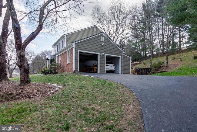 Building Photo - 1700 Abbey Oak Dr