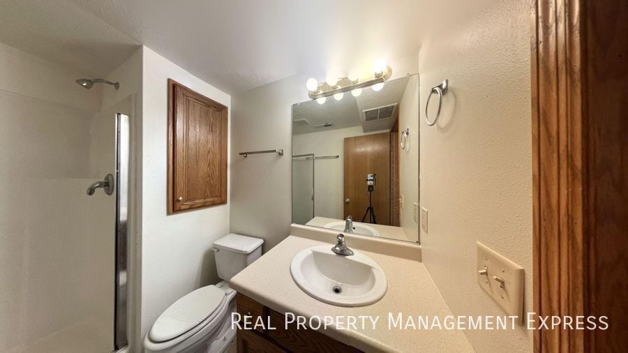 Building Photo - Prime Location 3-Bedroom Gem