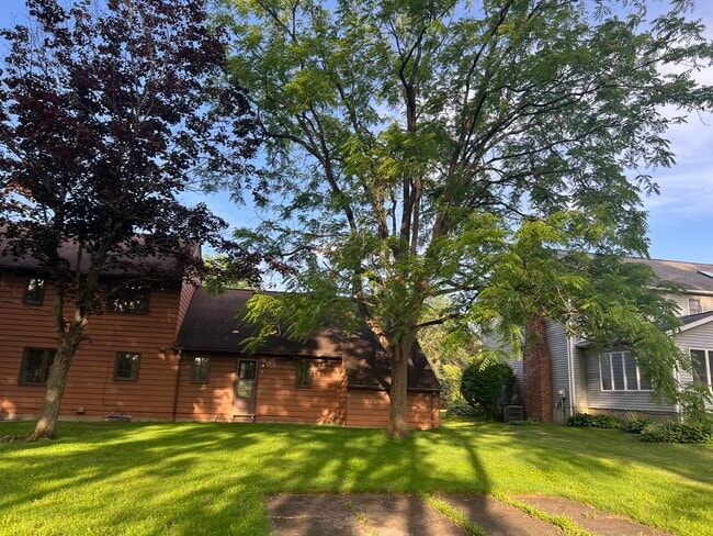 Building Photo - 990 Pelee Dr