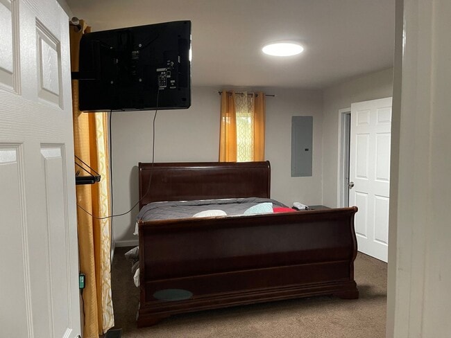 Building Photo - Spacious 1 Bedroom & den, 1 bath in Brandy...