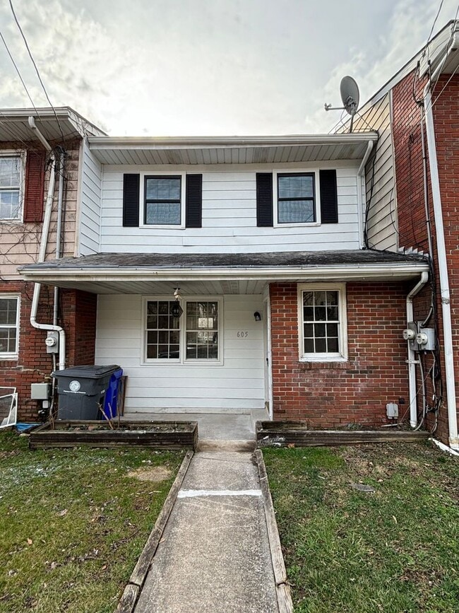 Building Photo - Beautiful 4 Bedroom 1.5 Bath House in Pottstown!