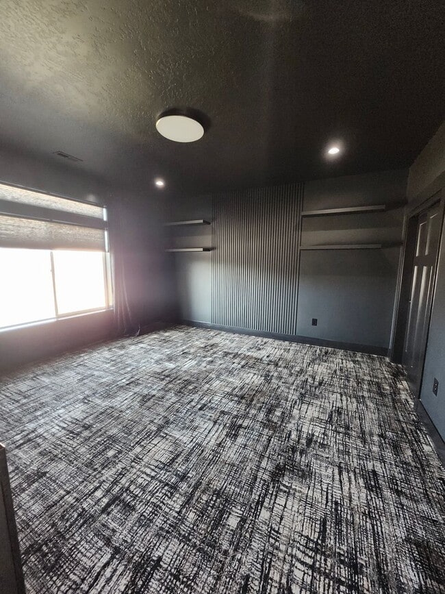 Building Photo - Elegant 4 Bed, 2 Ba Home - MANY Upgrades &...