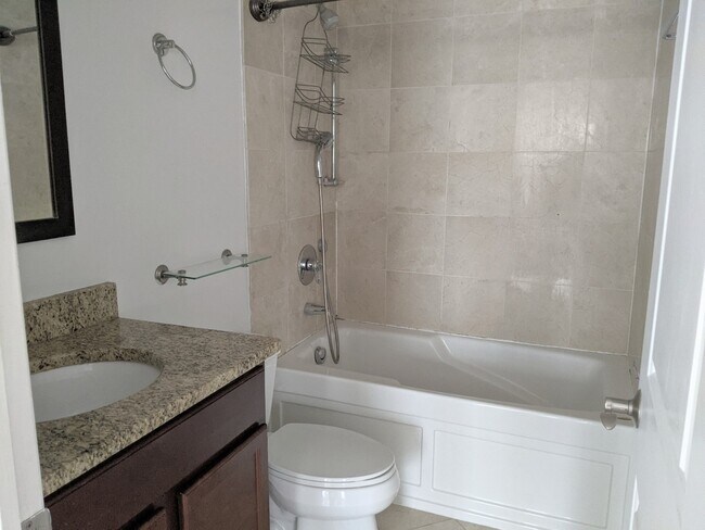 Building Photo - 908 Reba Pl