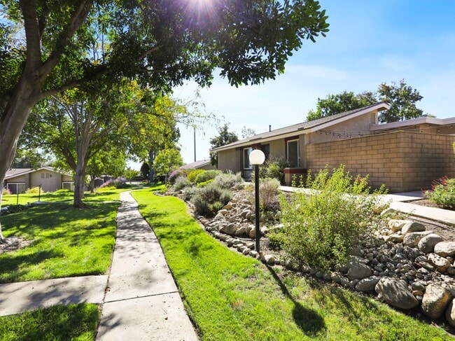 Building Photo - 1619 Carmel Cir W