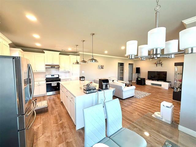 Building Photo - 402 Coyote Creek Dr