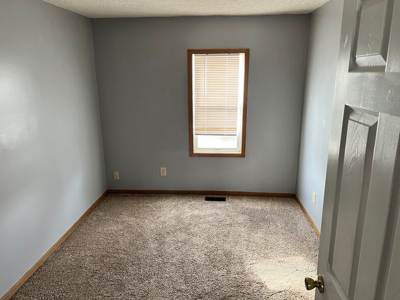 Middle bedroom - 325 E Avenue C