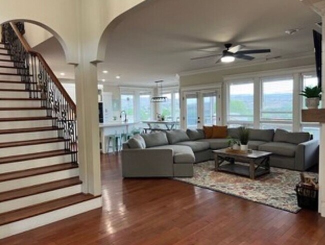 Building Photo - Beautiful, 6 Bedroom Home! 6 or 18 Month Lease!