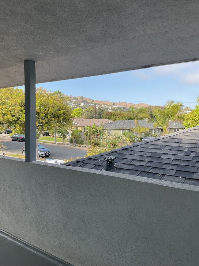 Building Photo - "Charming 2-Bed Oasis in Ventura – Cozy 90...