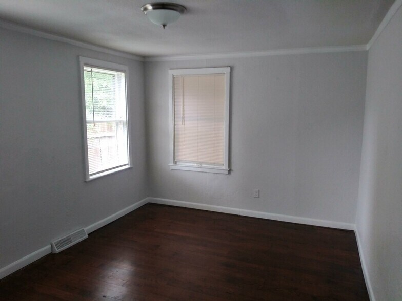 Bedroom 1 - 822 S Woodland Ave