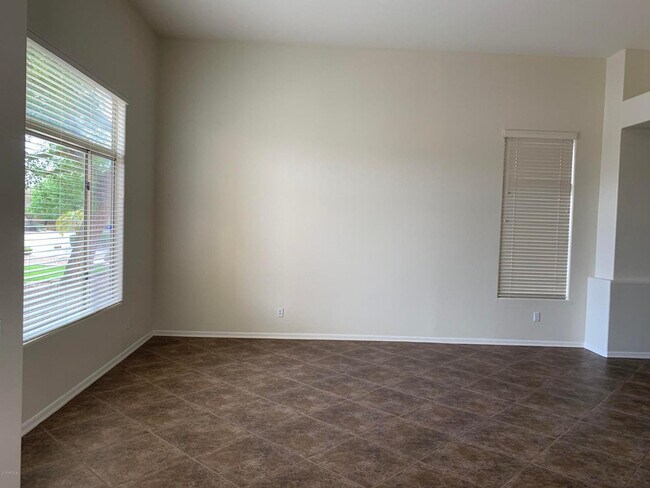 Building Photo - 1530 W Thompson Way