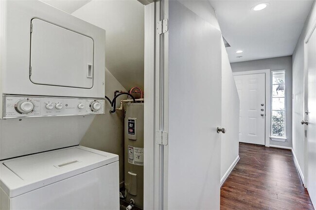 Building Photo - 1405 Castle Ct