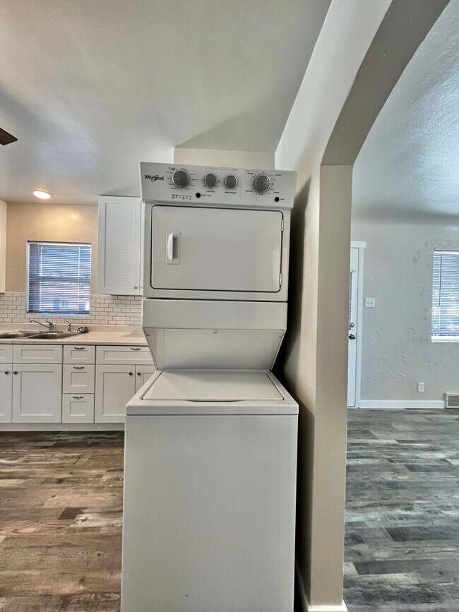 Building Photo - Newly Remodeled 2 Bed, 1 Bath Upper Unit in Greeley!