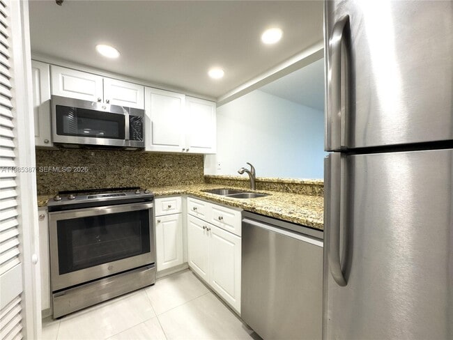 Building Photo - 540 Brickell Key Dr