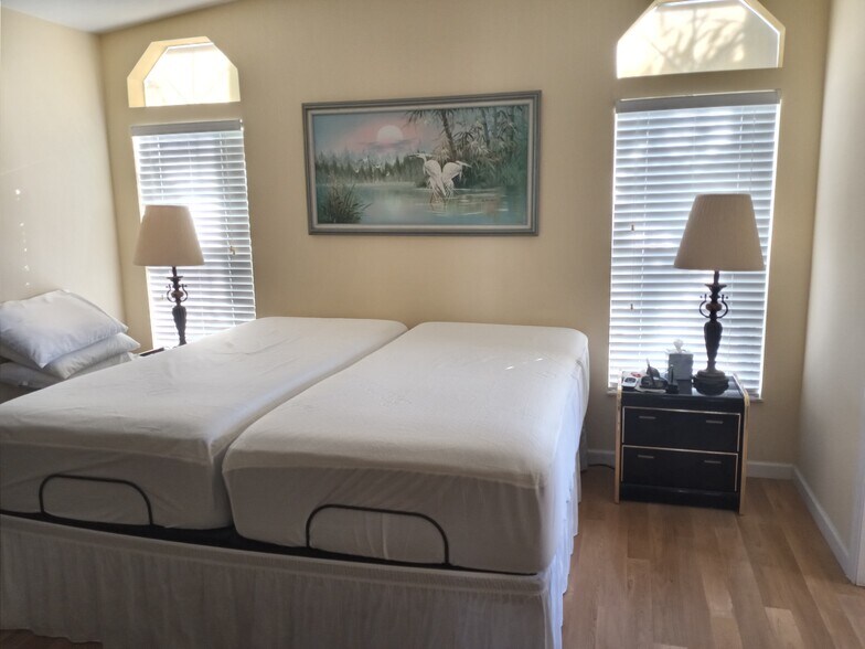 King split with separate lift motors for head & feet. - 31 Emden Cir