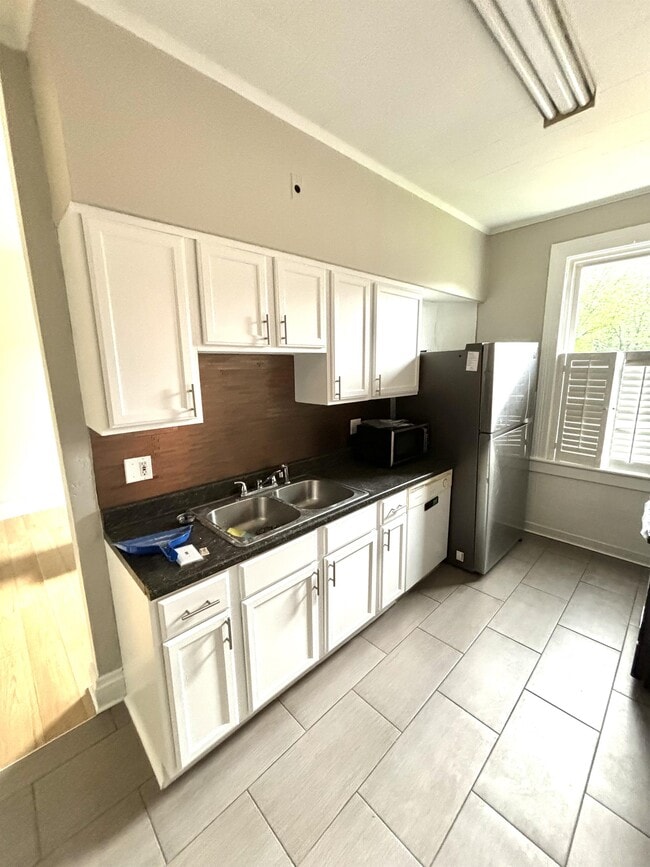 Building Photo - 416 S Urania Ave