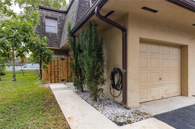 Building Photo - 14237 SW 94th Cir Ln