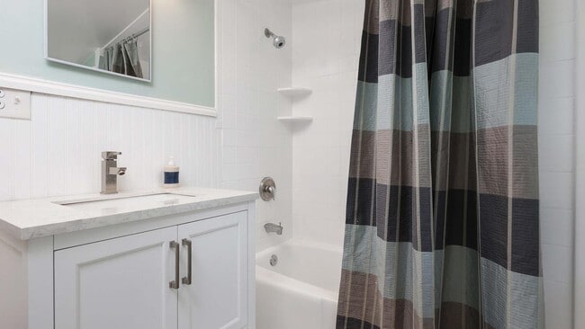 Building Photo - 1233 Oakwood Rd