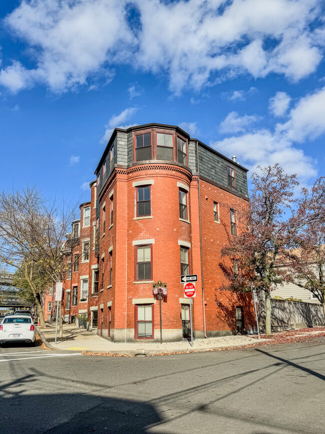 Building Photo - 27 Beacon St