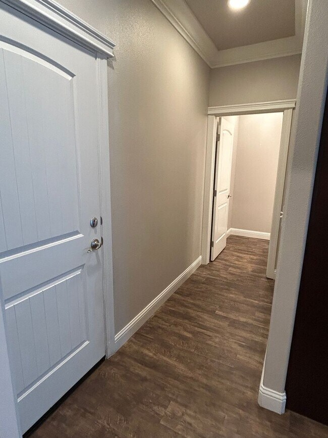 Building Photo - Townhouse for Rent in Anderson CA | Garage, Fenced Yard, Modern Upgrades