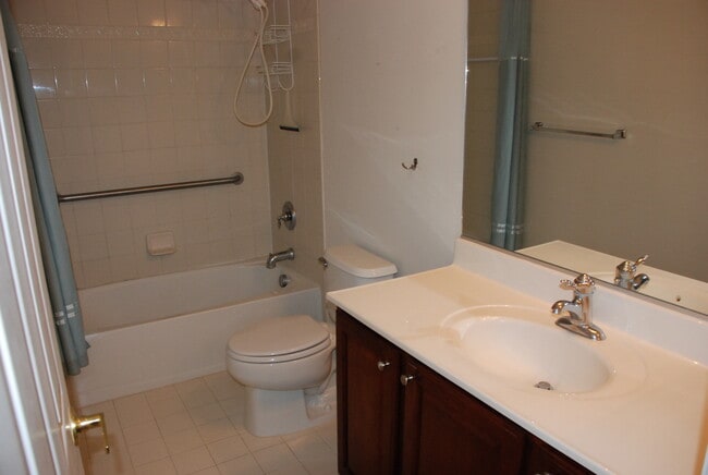 Building Photo - Well Maintained Townhome in Colonial Heritage in Williamsburg