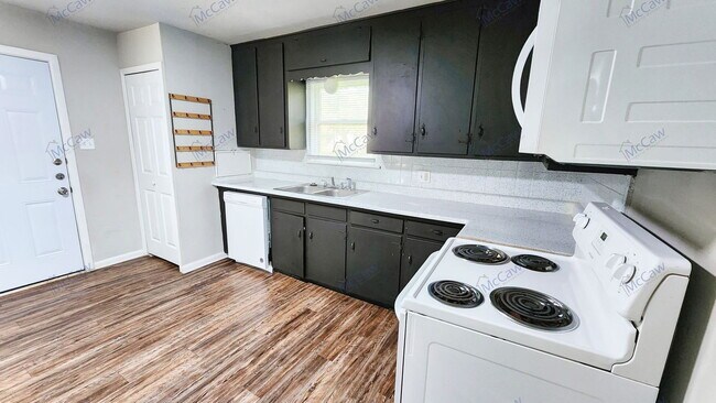 Building Photo - 816 Sandell Dr