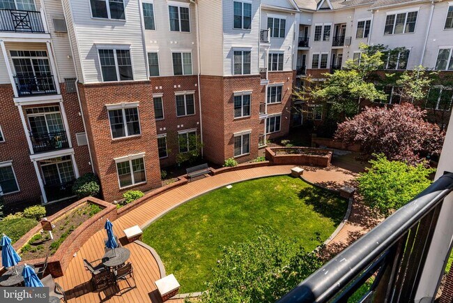 Building Photo - 200 W Elm St