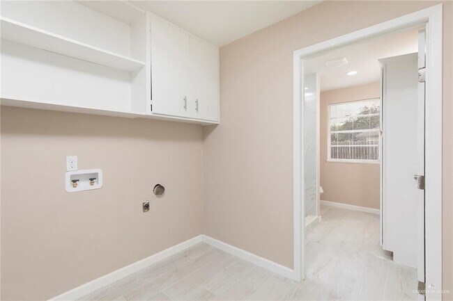 Building Photo - 29 Tulip Ave
